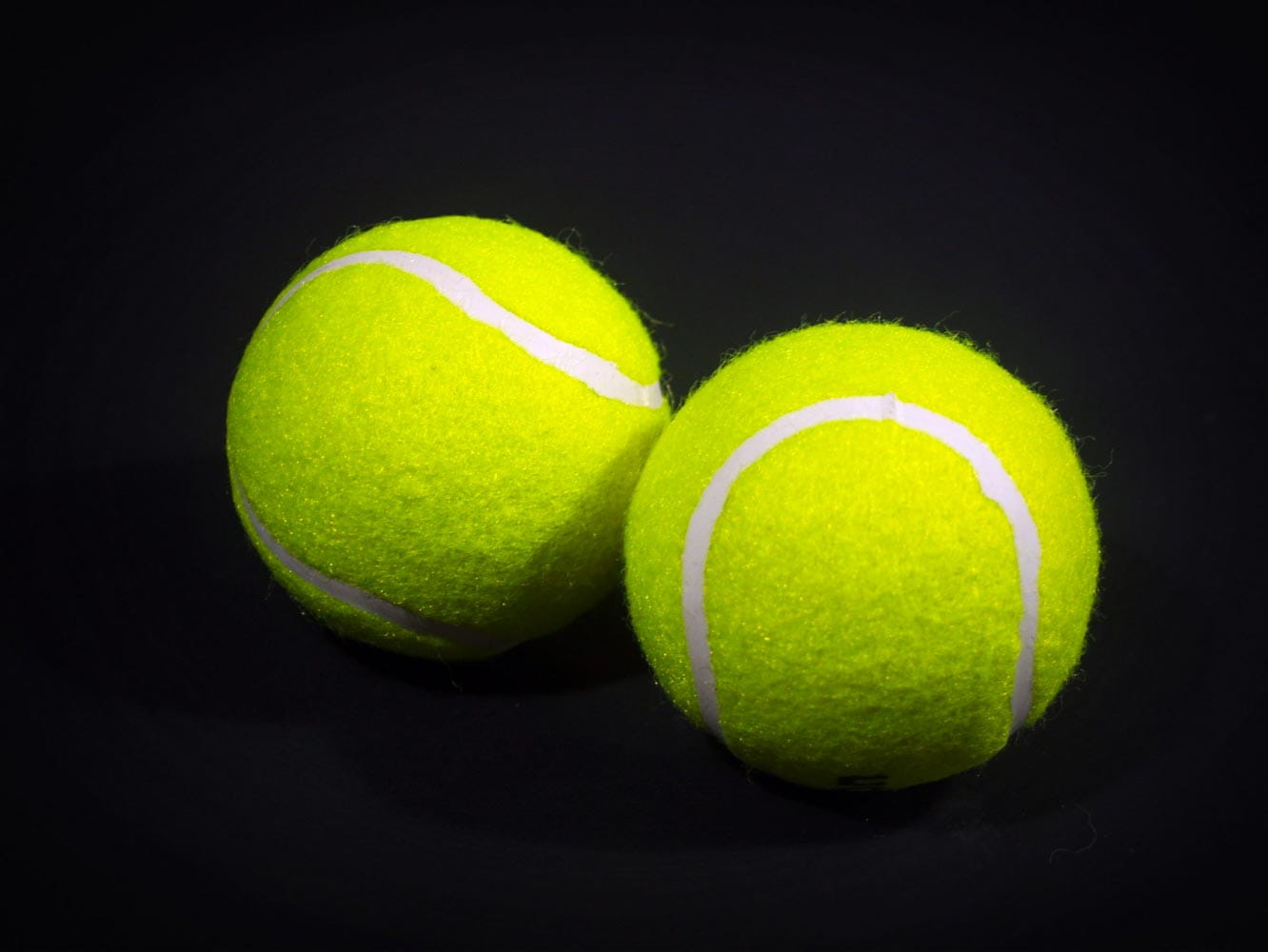 Photo de deux balles de tennis
